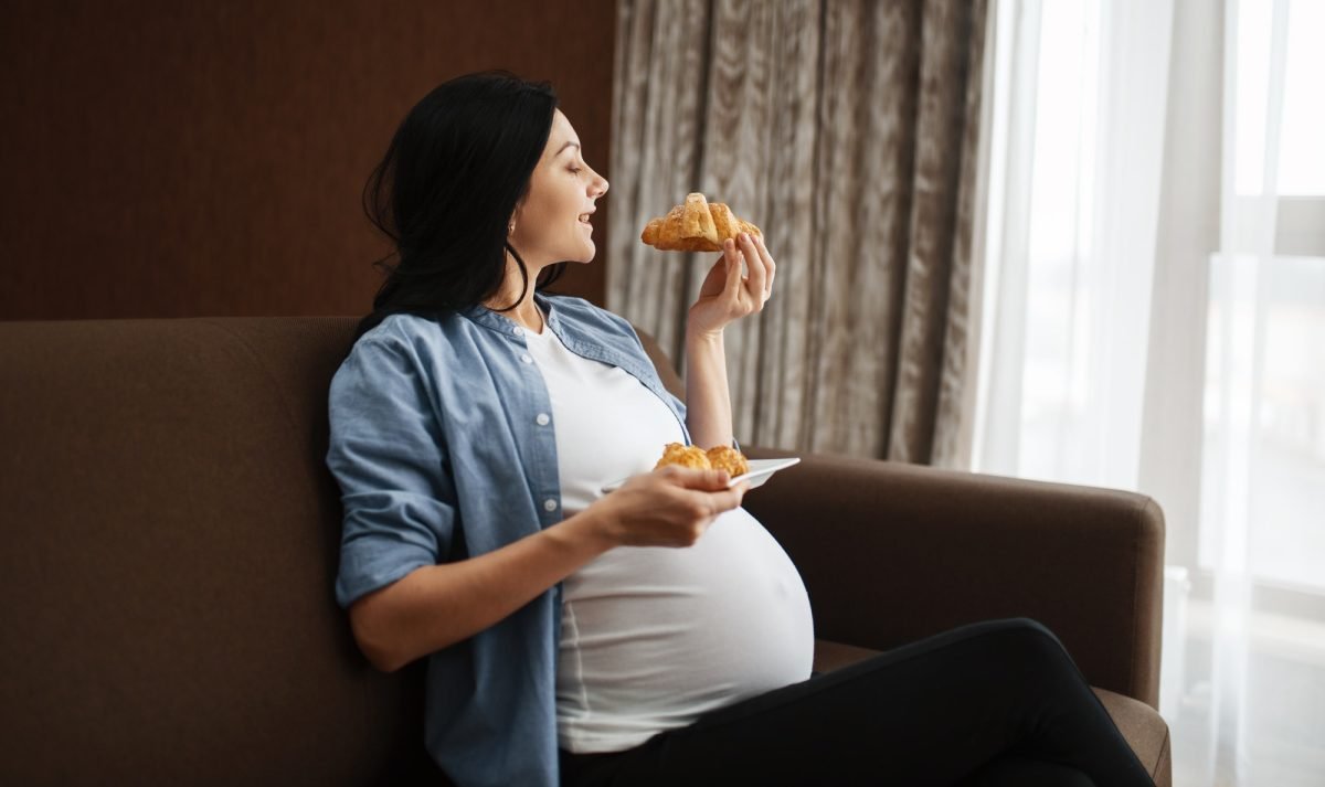 Which foods to eat and avoid during pregnancy